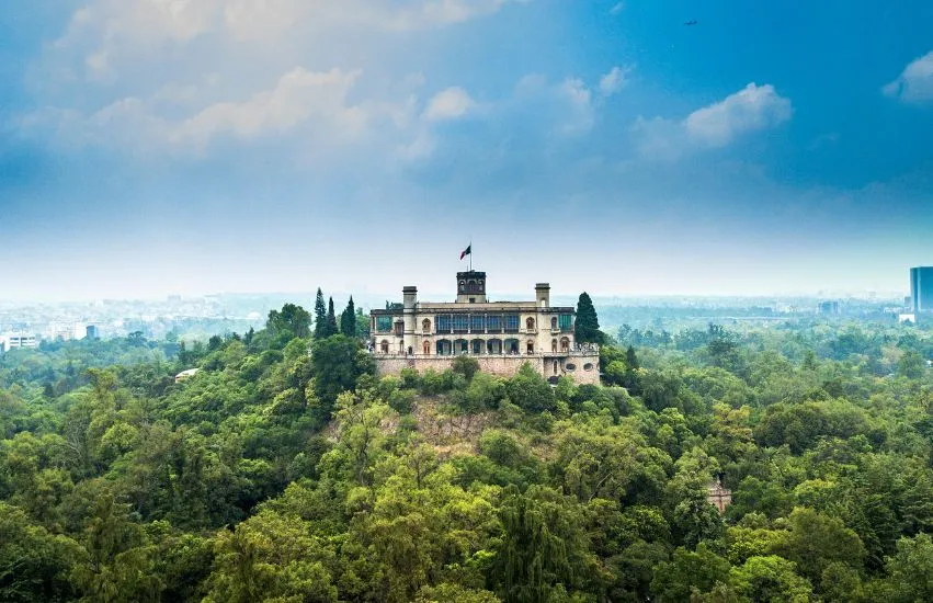 mexiko-rundreise: a building on a hill with trees