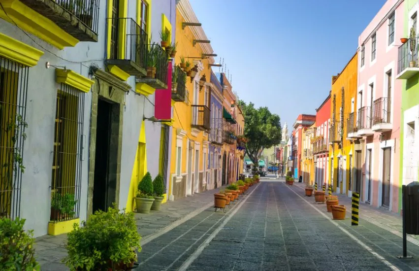 mexiko-rundreise: a street with colorful buildings