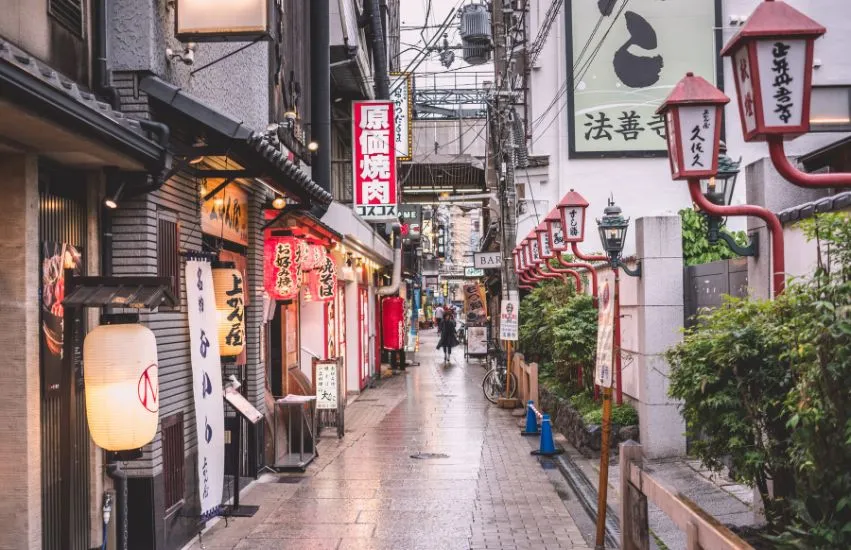 Blick durch eine traditionelle Straße in Japan.