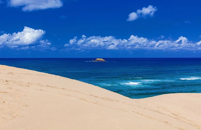 Blick von den Sanddünen in Japan aufs Meer.