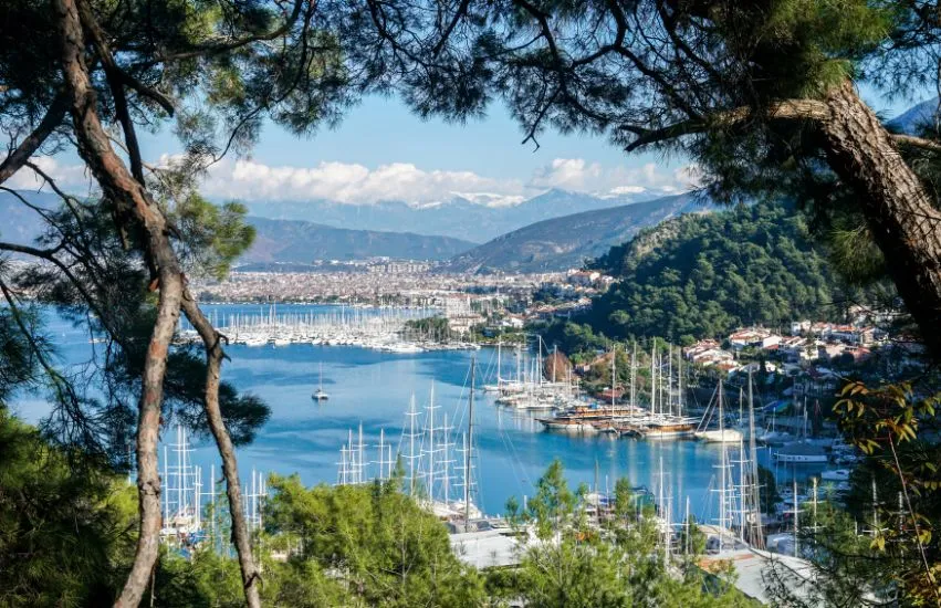 Aussicht auf den haven mit vielen Booten und eine Stadt in der Türkei im Hintergrund.