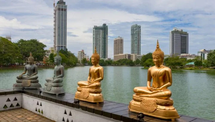 Buddha-Statuen in Sri Lanka.