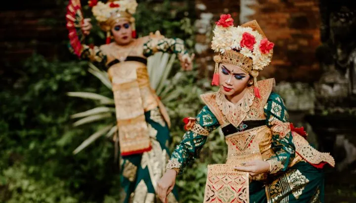 Indonesische Frauen führen einen Tanz auf in traditioneller Kleidung.