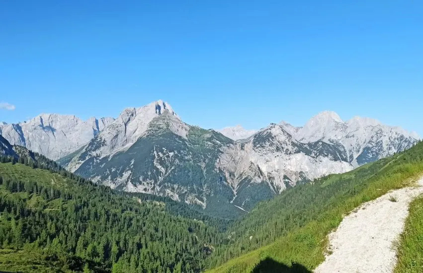 Blcik von der Plumsjochhütte auf das Karwendelgebirge