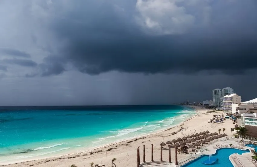 Cancun in der Regenzeit: Dunkle Wolken am Himmel.