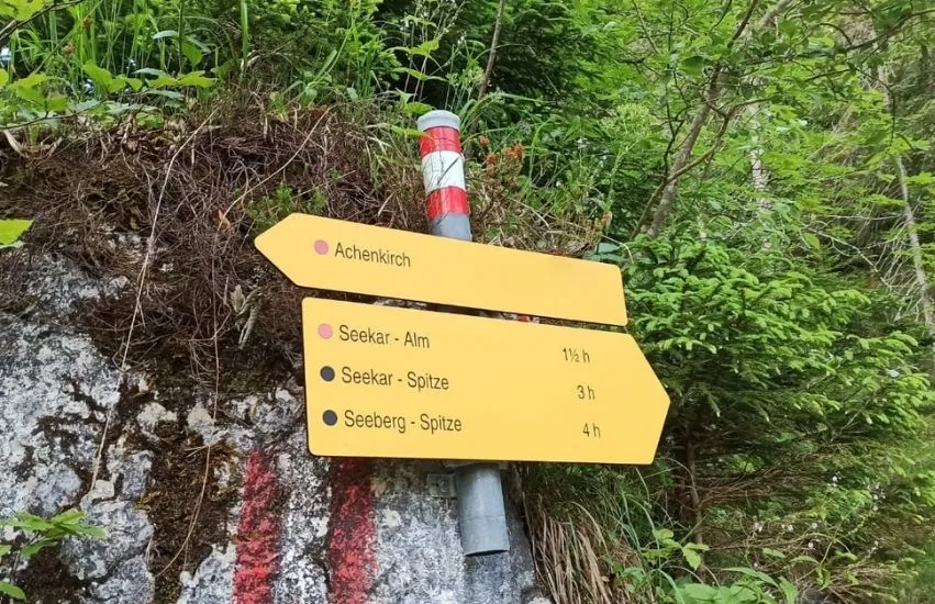 Schild zum Aufstieg für die 2 Tage Hüttentour im Karwendel