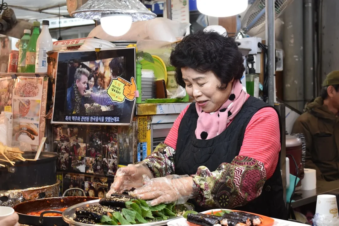 Lokal auf dem Markt essen gehen für nachhaltiges reisen